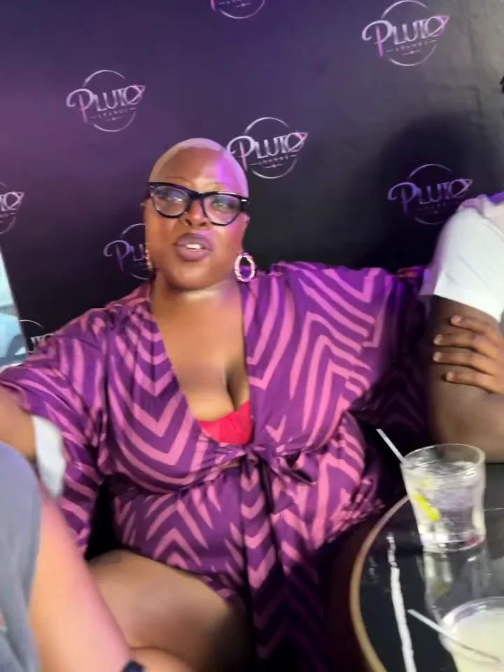 Guest at a Pluto Lounge table with drinks
